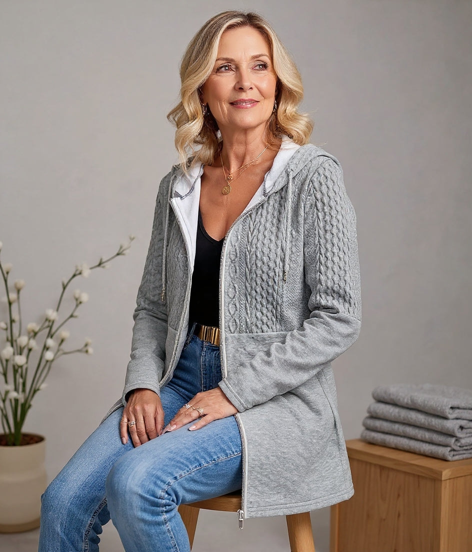 Chiara™ – Felpa elegante con cappuccio e zip in maglia morbida